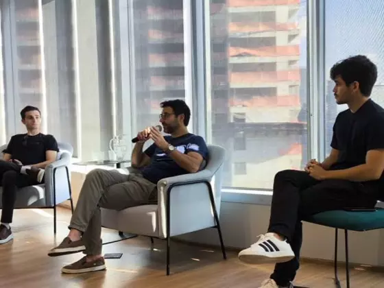 Bate-papo com convidado durante um encontro da liga