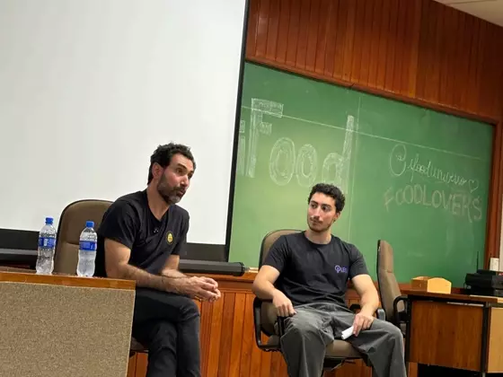 Convidado e mediador durante um Founders Talk
